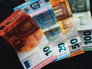 Jongeren hebben meer geld dan vroeger, maar komen toch geld tekort