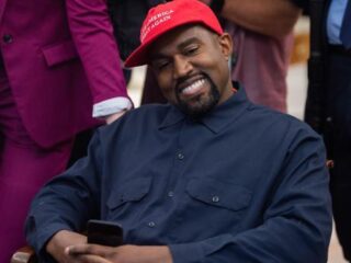 Kanye West maakt grapje over zijn te kleine slippers