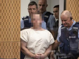 Verdachte terreuraanslag Christchurch aangeklaagd voor 50 keer moord