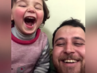 Syrische vader en dochter die bommen weglachen, wonen nu in Turkije