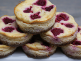 High tea International: Mini raspberry white chocolate cheesecake