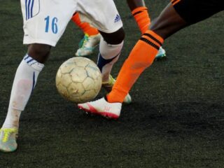 Waarom is homoseksualiteit nog steeds zo'n taboe in de mannelijke voetbalwereld?