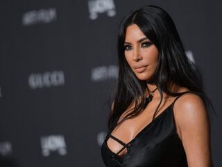 Kim Kardashian draagt creepy implantaat-sieraad