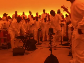 Kanye West danst samen met North tijdens zijn muzikale Sunday Service