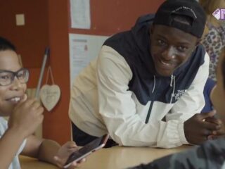 Chivv verrast leerlingen van oude basisschool met gevulde schooltassen