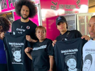 Colin Kaepernick viert 32e verjaardag met daklozen in Californië