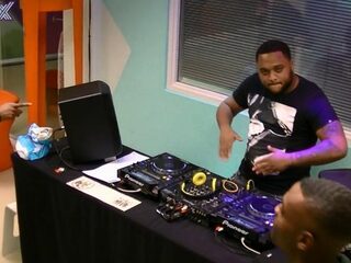 Broederliefde's Jerr gooit dansmoves los achter de FunX decks