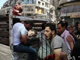 Syrische dokters beschrijven hoe het is om kinderen te behandelen na een gasaanval