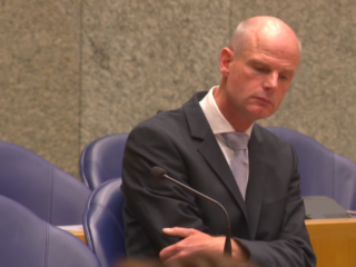 Minister Blok neemt woorden terug over multiculti samenleving en 'mislukte Suriname'