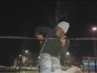 Jeansen test zijn spierballen met outdoor work-out calisthenics