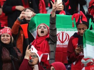 FIFA gaat Iran dwingen vrouwen toe te laten in voetbalstadions