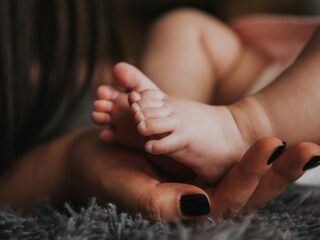 Stel in India noemt pasgeboren tweeling Corona en Covid