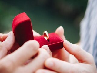 Man laat verlovingsring in riool vallen, politie vindt hem terug