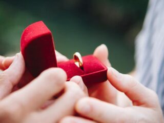 Man laat verlovingsring in riool vallen, politie vindt hem terug