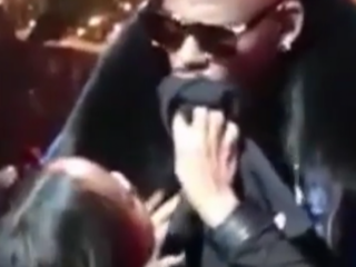 Fan grijpt R. Kelly bij z'n ballen tijdens concert