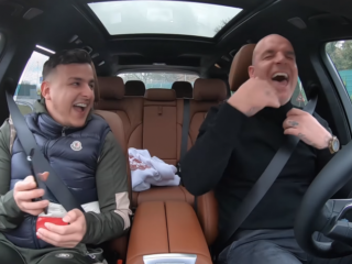 Ashafar lacht zich helemaal stuk bij 'Andy in de Auto'