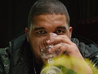 VIDEO: Spanker, F1rstman, Hef, Zefanio, Sevn Alias & Sticks ontbijten met champagne!