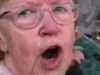 Oma van Afrojack zingt keihard mee tijdens optreden Tomorrowland