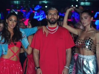 TINI verleidt Kun Agüero in de videoclip van haar zomerhit '22'