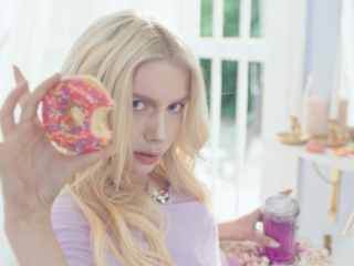 Aleyna Tilki verzint bizar ontvoeringsconcept voor Yalnız Çiçek-video