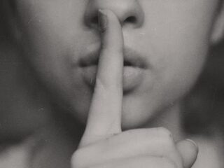 Wanneer vertel je je partner over je verleden? "Ik ontdekte pas na 1,5 jaar zijn gokverslaving"