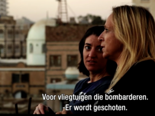 Floortje Dessing moet schuilen voor schietgeweld in het door oorlog verscheurde Jemen