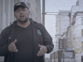 Qucee rekent af met de stempel 'rappende vlogger' op nieuwe track 'Rennen Voor Later'