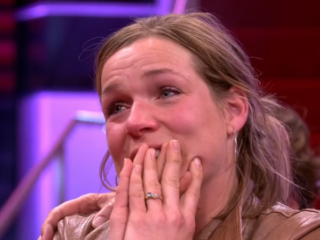 VIDEO: Vrouw wachtte al negen jaar op dit huwelijksaanzoek