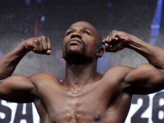 Floyd Mayweather (41) stapt op oudejaarsavond weer in de ring