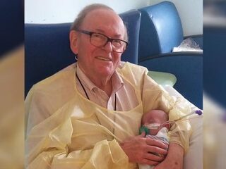 VIDEO: Lieve opa knuffelt te vroeg geboren baby's die nog niet naar hun ouders kunnen