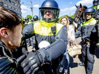 Burgemeester Den Haag beëindigt coronaprotest, politie verricht tientallen arrestaties