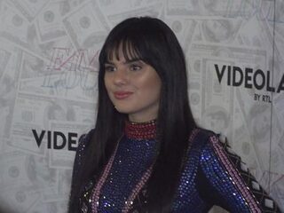 Ouassima bezoekt première Famke Louise, de documentaire