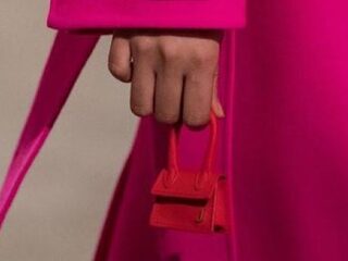 Het internet gaat los op dit belachelijk kleine handtasje