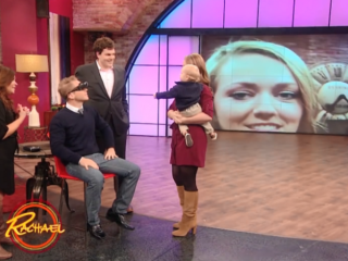 VIDEO: Slechtziende man ziet vrouw en kind voor het eerst