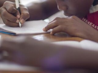 Jongen belt alarmnummer om te veel huiswerk