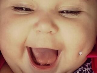 Moeder photoshopt piercing bij baby om een heel bijzondere reden