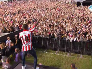 VIDEO: Broederliefde krijgt iedereen aan het feesten op Pinkpop