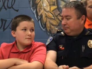 VIDEO: Agent adopteert jongen die hij redde van zware mishandeling