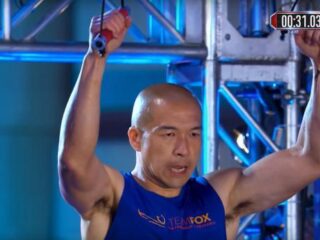 VIDEO: Parkinson-patiënt rent inspirerende race in American Ninja Warrior
