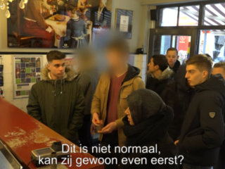 Gediscrimineerde moslima krijgt hulp van omstanders in snackbar