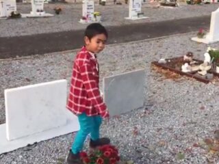 5-jarig jongetje geeft speelgoed en knuffels aan overleden kinderen