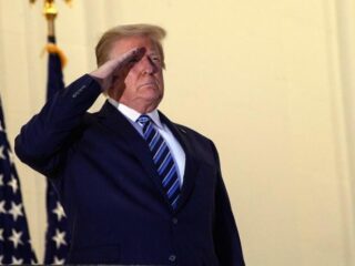 Trump 'helemaal genezen' en kritisch over coronabeleid