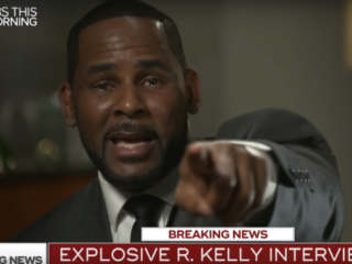 Huilende R. Kelly ontkent beschuldigingen in eerste interview na arrestatie