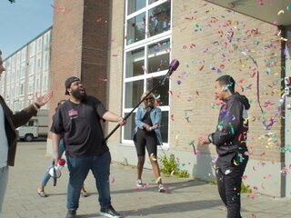 Nixon en Meester Hidde verrassen geslaagde eindexamenleerlingen