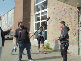 Nixon en Meester Hidde verrassen geslaagde eindexamenleerlingen