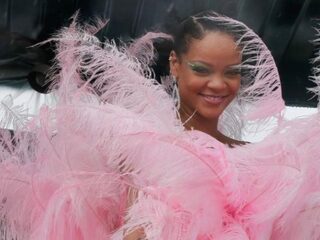 Rihanna gaat los in opvallende outfit op festival in Barbados