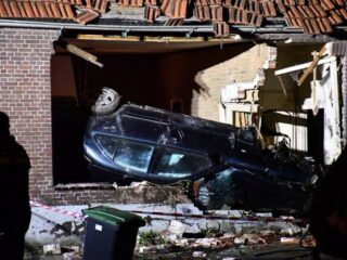 Achtervolging eindigt in bizarre crash: auto rijdt woning binnen