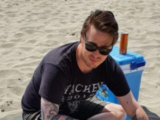 Leon (27) verdronk bijna door mui in de zee: "Ik dacht: ik ga dood"