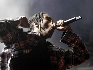 VIDEO: A$AP Rocky smijt microfoon op podium