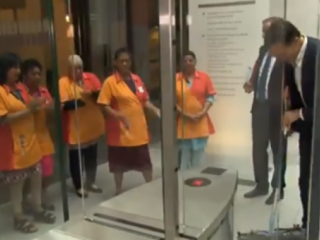 Schoonmaaksters juichen Mark Rutte toe die eigen rommel opruimt